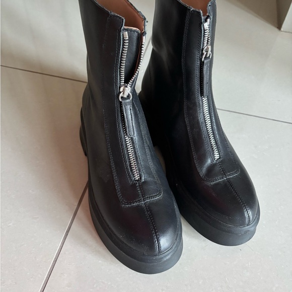 Steve Madden Shoes - Steve Madden Black Ankle Boots with Zipper